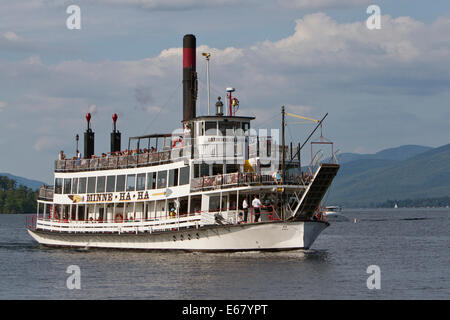 Touristischen Tretboot MInnie-Ha-Ha am Lake George. Stockfoto