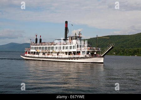 Paddel Touristenboot Minnie-Ha-Ha am Lake George, New York. Stockfoto