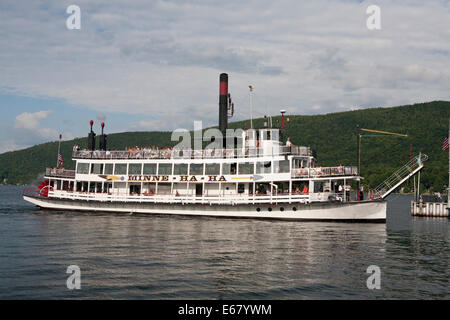 Paddel Touristenboot Minnie-Ha-Ha am Lake George, New York. Stockfoto