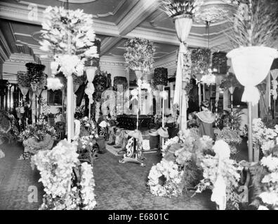 Schatulle, Besucher und Blumen im Thronsaal, bei Beerdigung von Liliuokalani, Königin von Hawaii, Honolulu, Hawaii, 1917 Stockfoto