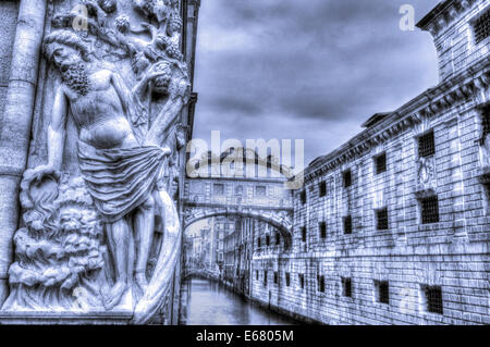 Künstlerische schwarze & weißen HDR-Bild der Noah-Skulptur auf den Dogenpalast mit der Seufzerbrücke und Gefängnis hinter. Stockfoto