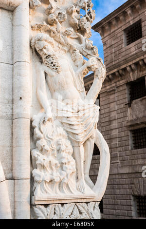 Relief-Statue die Trunkenheit Noahs an der Ecke des Dogenpalastes in Venedig mit dem Gefängnis hinter. Stockfoto