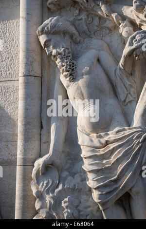 Detail der Relief-Statue die Trunkenheit Noahs an der Ecke des Dogenpalastes in Venedig mit dem Gefängnis hinter. Stockfoto