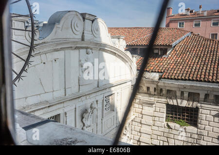 Auf der Suche nach unten auf die Seufzerbrücke und Gefängnissen von innerhalb der Dogenpalast in Venedig. Stockfoto