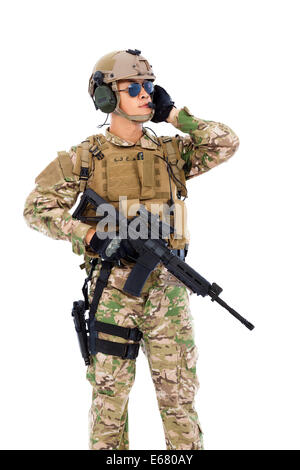 Soldat, tragbares Radiostation zu sprechen. isoliert auf weißem Hintergrund Stockfoto