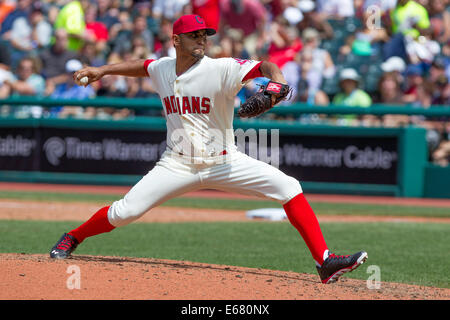 Cleveland, OH, USA. 17. August 2014. 17. August 2014: Cleveland Indians Krug Danny Salazar (31) ab Stellplätze während des Spiels zwischen den Baltimore Orioles und den Cleveland Indians in Progressive Field in Cleveland, OH. Baltimore besiegte Cleveland 4-1. Bildnachweis: Frank Jansky/ZUMA Draht/Alamy Live-Nachrichten Stockfoto