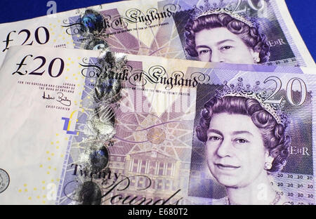 Zwei Englisch-Bank von England zwanzig Pfund-Noten auf blauem Hintergrund Stockfoto