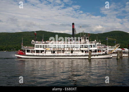 Paddel Touristenboot Minnie-Ha-Ha am Lake George, New York. Stockfoto