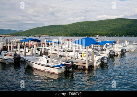 Booten entlang Lake George Stockfoto