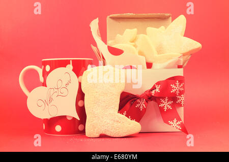 Weihnachts-Geschenk-Box von Keks von Spritzgebäck mit festlichen Schmuck Dekorationen ausgelassen für Santa mit Retro-Vintage-Filter. Stockfoto