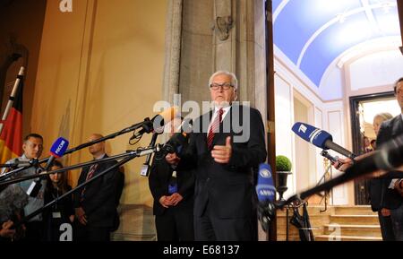 Berlin, Deutschland. 18. August 2014. Der deutsche Außenminister Frank-Walter Steinmeier spricht nach einer fünfstündigen Sitzung in Berlin, Deutschland, am 18. August 2014. Außenminister der Russischen Föderation, Ukraine, Deutschland und Frankreich Gespräche auf Ukraine-Krise in Berlin am Sonntag. Bildnachweis: Yang Guo/Xinhua/Alamy Live-Nachrichten Stockfoto