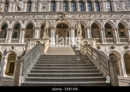 Realistische HDR-Bild des Riesen-Treppe im Innenhof vor der zweiten Etage des Dogenpalastes in Venedig. Stockfoto