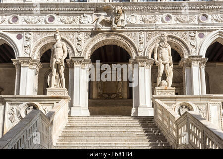 Der Riese Treppe flankiert von Statuen des Mars und Neptun in den Dogenpalast in Venedig. Stockfoto