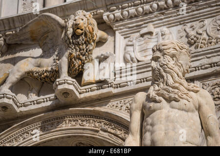 Nahaufnahme der Statue des Neptun mit geflügelten Löwen von Venedig an der Spitze der Treppe der Riese in den Dogenpalast. Stockfoto