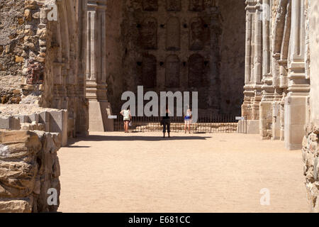 Ruinen der großen Stein Kirche an Mission San Juan Capistrano, San Juan Capistrano, Kalifornien, USA Stockfoto