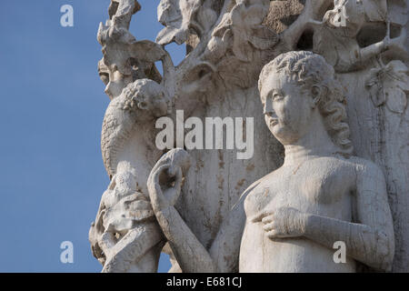 Nahaufnahme der Reliefskulptur Evas mit der Schlange an der Ecke der Erdgeschoss Kolonnade der Dogenpalast in Venedig. Stockfoto