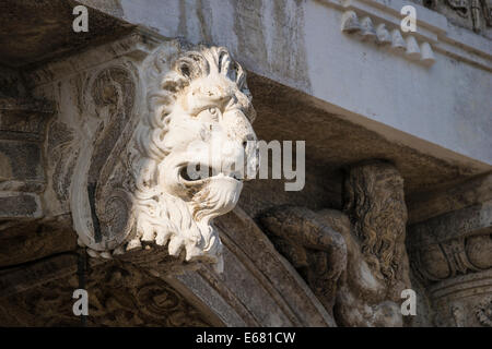 Nahaufnahme des Löwen Kopf auf einem Fries im Dogenpalast in Venedig. Stockfoto