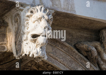 Nahaufnahme des Löwen Kopf auf einem Fries im Dogenpalast in Venedig. Stockfoto