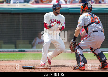 Cleveland, OH, USA. 17. August 2014. 17. August 2014: Cleveland Indians Infield Carlos Santana (41) [7519] punktet im vierten Inning als ein Wurf Vergangenheit Baltimore Orioles Catcher Nick Hundley (40 bekommt) [5939] während der vierten Inning des Spiels zwischen den Baltimore Orioles und den Cleveland Indians in Progressive Field in Cleveland, OH. Baltimore besiegte Cleveland 4-1. Bildnachweis: Frank Jansky/ZUMA Draht/Alamy Live-Nachrichten Stockfoto