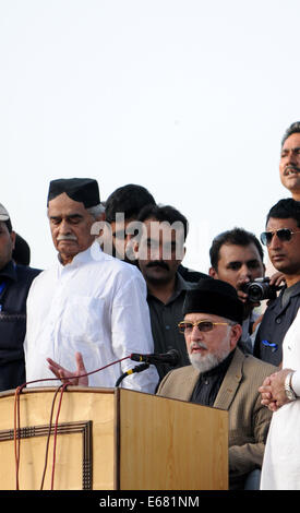 Islamabad, Pakistan. 17. August 2014. Pakistanische Anti-Regierungs-Kleriker Tahir-ul-Qadri (C) spricht zu seinen Anhängern während einer Anti-Regierungs-Kundgebung in Islamabad, der Hauptstadt von Pakistan, 17. August 2014. Pakistanische Regierung Sonntag angekündigt, mit zwei politische Führer der Opposition Gespräche führen, die Tausende von ihren Anhängern in Sit-ins in Islamabad und anspruchsvollen Rücktritt von Premierminister Nawaz Sharif führend sind. Bildnachweis: Ahmad Kamal/Xinhua/Alamy Live-Nachrichten Stockfoto