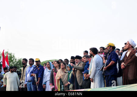 Islamabad, Pakistan. 17. August 2014. Pakistanische Anti-Regierungs-Kleriker spricht Tahir-Ul-Qadri an seine Anhänger während einer Anti-Regierungs-Kundgebung in Islamabad, der Hauptstadt von Pakistan, 17. August 2014. Pakistanische Regierung Sonntag angekündigt, mit zwei politische Führer der Opposition Gespräche führen, die Tausende von ihren Anhängern in Sit-ins in Islamabad und anspruchsvollen Rücktritt von Premierminister Nawaz Sharif führend sind. Bildnachweis: Ahmad Kamal/Xinhua/Alamy Live-Nachrichten Stockfoto