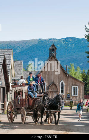 Leute Reiten eine Postkutsche in gold Altstadt von Barkerville, British Columbia, Kanada. Stockfoto