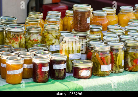 Hausgemachte eingelegte Konserven in Gläsern in der Agrar-Markt Okanagan Valley, Kelowna, innen Britisch-Kolumbien, BC, Kanada. Stockfoto