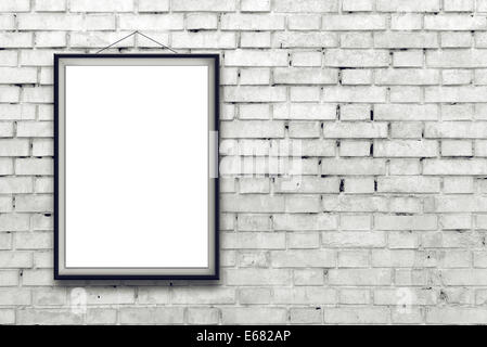 Leere vertikale Malerei Poster in schwarzen Rahmen hängen weiße Mauer. Malerei-Proportionen entsprechen internationalen Papier Größe A Stockfoto