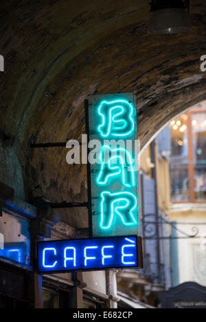 Leuchtreklame für Bar und Café befindet sich auf der Seite der Piazza San Marco in Venedig. Stockfoto