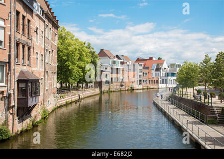 MECHELEN, Belgien - 14. Juni 2014: Kanal und Promenade. Stockfoto