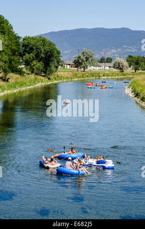 Innerer Schlauch rafting schweben am Fluss Penticton, Penticton, BC, Britisch-Kolumbien, Kanada. Stockfoto