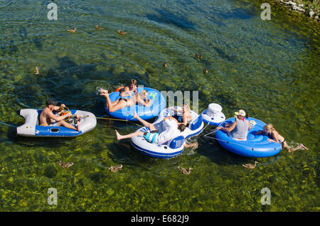 Innerer Schlauch rafting schweben am Fluss Penticton, Penticton, BC, Britisch-Kolumbien, Kanada. Stockfoto