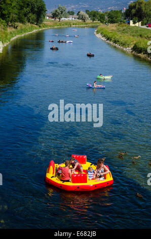 Innerer Schlauch rafting schweben am Fluss Penticton, Penticton, BC, Britisch-Kolumbien, Kanada. Stockfoto