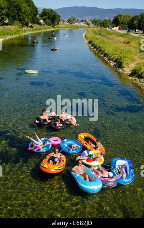 Innerer Schlauch rafting schweben am Fluss Penticton, Penticton, BC, Britisch-Kolumbien, Kanada. Stockfoto