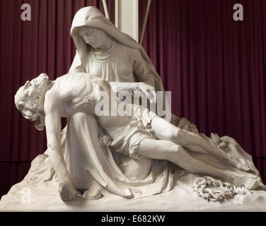 MECHELEN, Belgien - 14. Juni 2014: Die Pieta-Statue in der Kirche st. Katharine oder Katharinakerk. Stockfoto