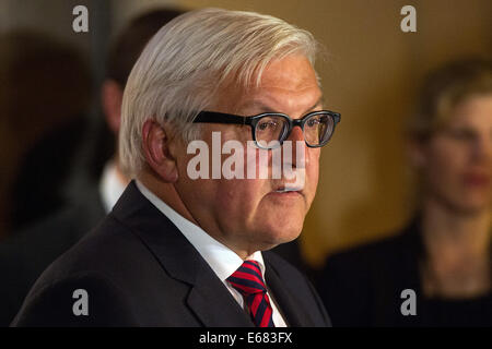 Berlin, Deutschland. 18. August 2014. Deutscher Außenminister Frank-Walter Steinmeier (SPD) spricht in einem Interview nach einem Treffen der Außenminister von Deutschland, Frankreich, Russland und der Ukraine, die Situation in der Ukraine, in Berlin, Deutschland, 18. August 2014 zu diskutieren. Foto: Maurizio Gambarini/Dpa/Alamy Live News Stockfoto