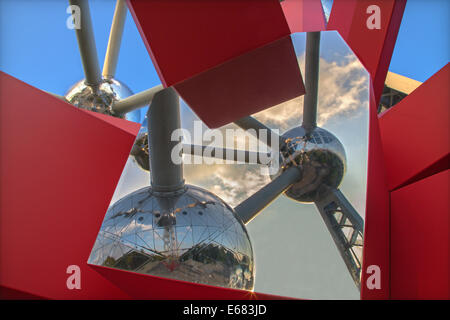 Brüssel, Belgien - 16. Juni 2014: Der Spiegel des Atomiums in moderne Skulptur "RockGrowth Atomium" von Arik Levy. Stockfoto