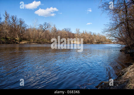 Frühling Landschaftsblick auf den Fluss Siwerskyj Donez schönen blauen Himmel in der Nähe von Svyatogorsk Lavra Stockfoto