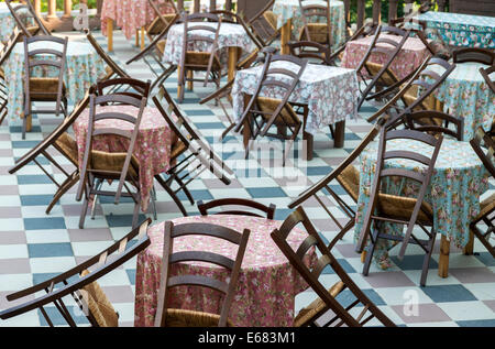 Leere Stühle und Tische im geschlossenen Restaurant unter freiem Himmel Stockfoto