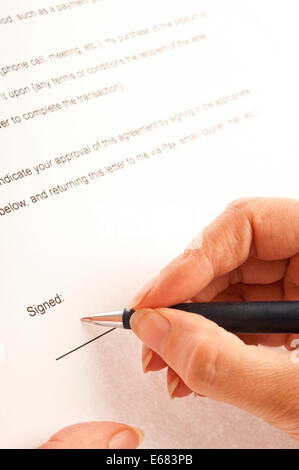 Frau, die Unterzeichnung eines Vertrages Stockfoto