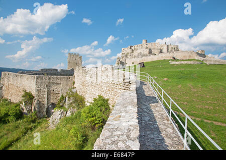 Spissky Burg - Blick von unten Schlosshof über die Mauer Stockfoto