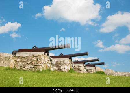 Spissky Burg - Blick zu den Gewehren von unten Schlosshof Stockfoto