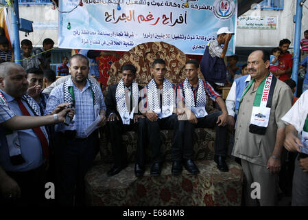 Rafah, Gaza-Streifen, Palästinensische Gebiete. 17. August 2014. Menschen versammeln sich um eine Obdachlose palästinensischen Braut bei ihrer Hochzeitszeremonie an einer Vereinten Nationen geführten Schule bergende vertriebenen Palästinenser aus der israelischen Offensive in Rafah im südlichen Gazastreifen 17. August 2014. Premierminister Benjamin Netanyahu sagte am Sonntag musste jede Abmachung über Gaza Zukunft Israels Sicherheit Bedürfnisse Warnung Hamas es '' harte Schläge '' konfrontiert, wenn sie brennen in den jüdischen Staat wieder aufgenommen. Mit einer fünftägigen Waffenruhe endet spät am Montag, Verhandlungsführer kehrte nach Konsultationen nach Kairo um ein Ende zu suchen Stockfoto