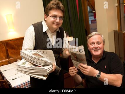 Berlin, Deutschland. 31. Juli 2014. Der poetische Reporter Holger Bleck (L) ist in einem Restaurant in Berlin, Deutschland, 31. Juli 2014 abgebildet. Bleck poetises in verschiedenen Restaurants und ist auf seinem Weg bis Mitternacht. Foto: Jörg Carstensen/Dpa/Alamy Live News Stockfoto