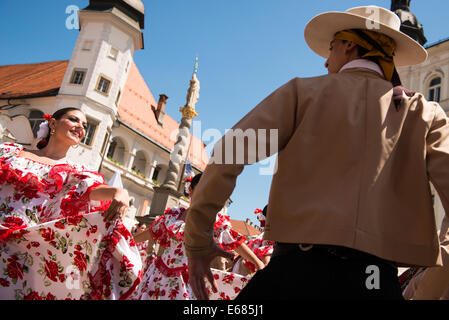 Ballet Folklórico Latinoamericano Santiago del Estero-folk-Ensemble aus Santiago Del Estero, Argentinien, erklingt in Folkart Stockfoto