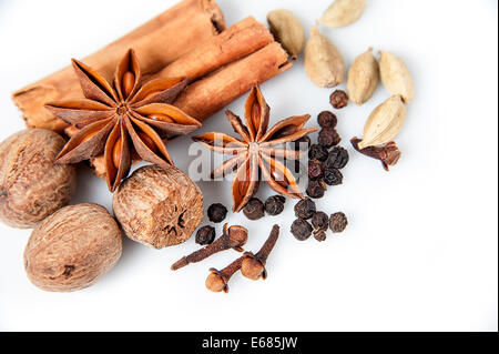 Verschiedenen Gewürzen isoliert auf weißem Hintergrund Stockfoto