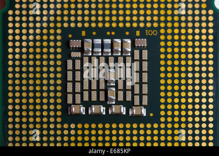 der Computer des Prozessors auf einem weißen Hintergrund ist isoliert gold Farbe mit eine batteriegestützte Stockfoto