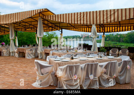 Formale Frühstück Tisch im Hotelrestaurant, Innenraum eines Restaurants im Hotel, während abends Setup. Stockfoto