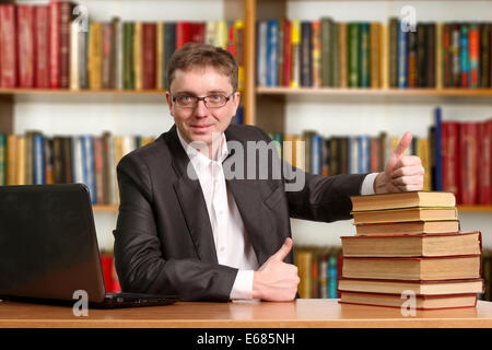 Porträt der clevere Schüler mit offenen Buch lesen in der Universitätsbibliothek Stockfoto