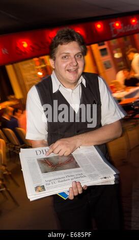 Berlin, Deutschland. 31. Juli 2014. Der poetische Reporter Holger Bleck ist in einem Restaurant in Berlin, Deutschland, 31. Juli 2014 abgebildet. Bleck poetises in verschiedenen Restaurants und ist auf seinem Weg bis Mitternacht. Foto: Jörg Carstensen/Dpa/Alamy Live News Stockfoto